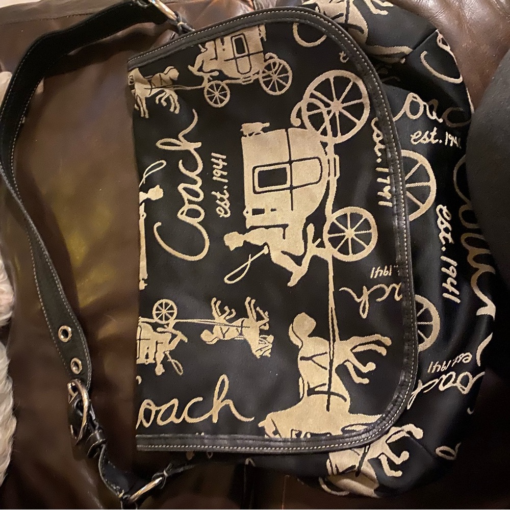 ✨GUC✨Coach Black and Tan shoulder Bag